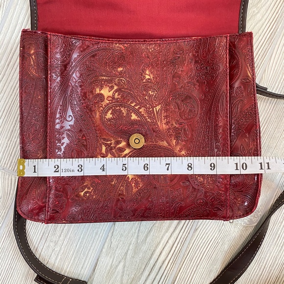 Relic Red Paisley Relic Medium Crossbody Purse Bag - Picture 12 of 12